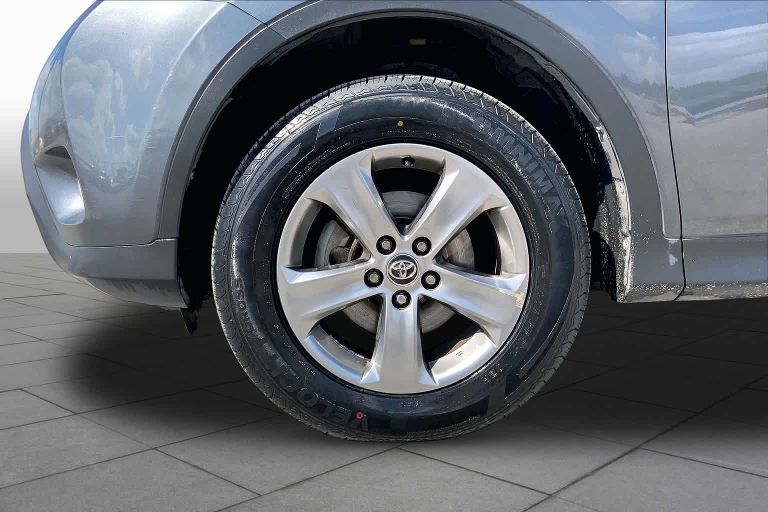 Used 2015 Magnetic Gray Metallic Toyota XLE image 10