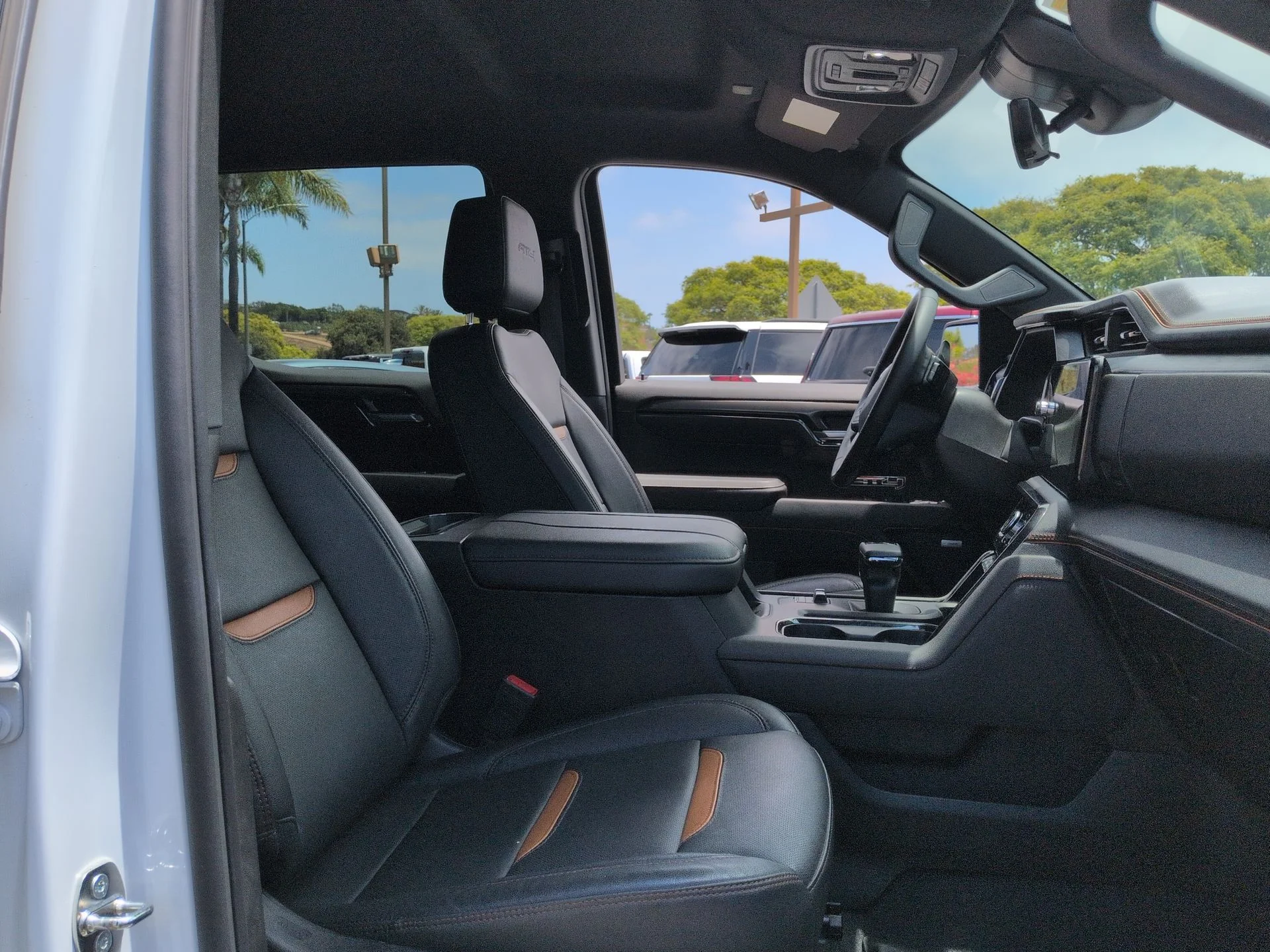 Used 2024 White GMC AT4 image 29