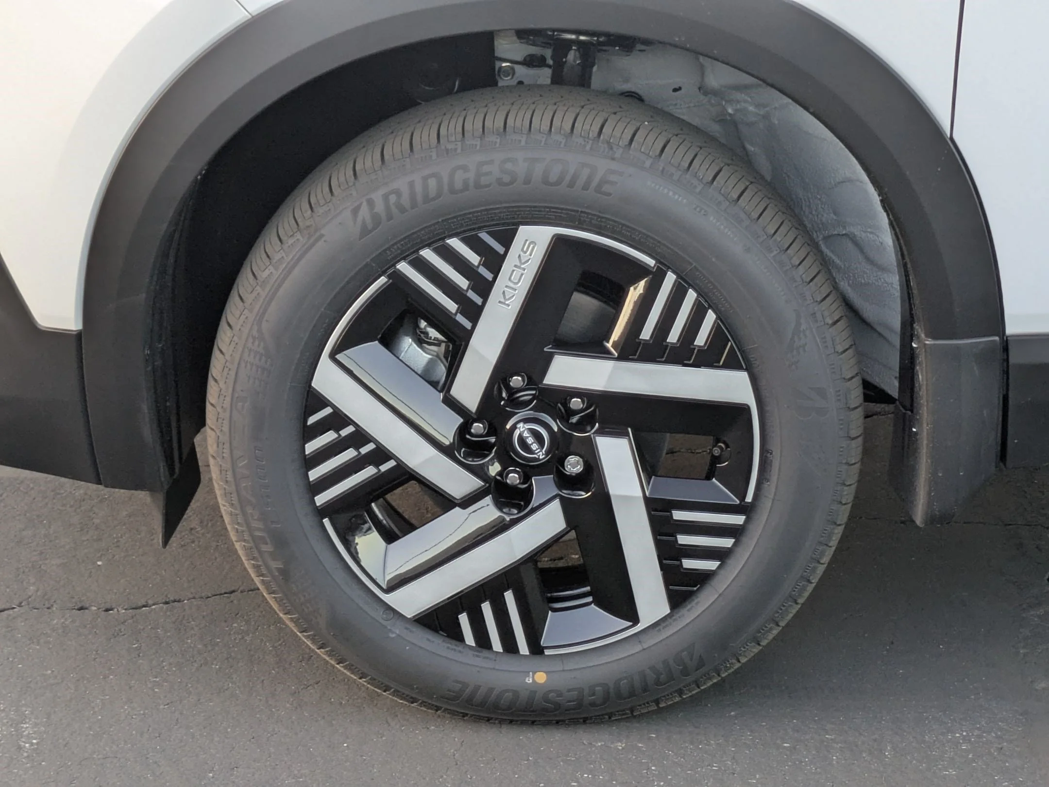 New 2026 Aspen White Tricoat/Super Black Nissan SV image 9