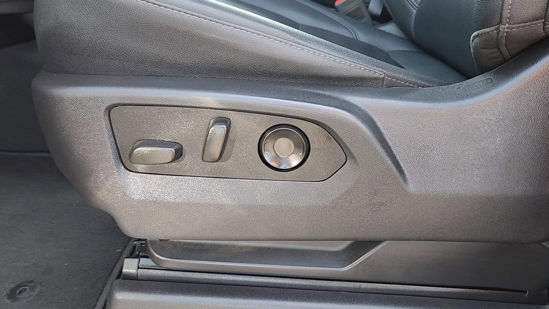 Used 2025 Sterling Metallic GMC SLT image 8