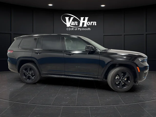Certified Used 2024 Diamond Black Crystal Pearlcoat Jeep Limited image 8