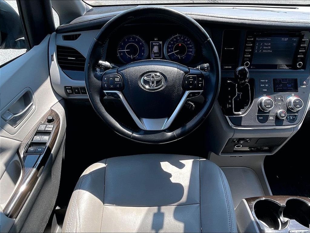 Used 2018 Beige Toyota XLE Premium image 18