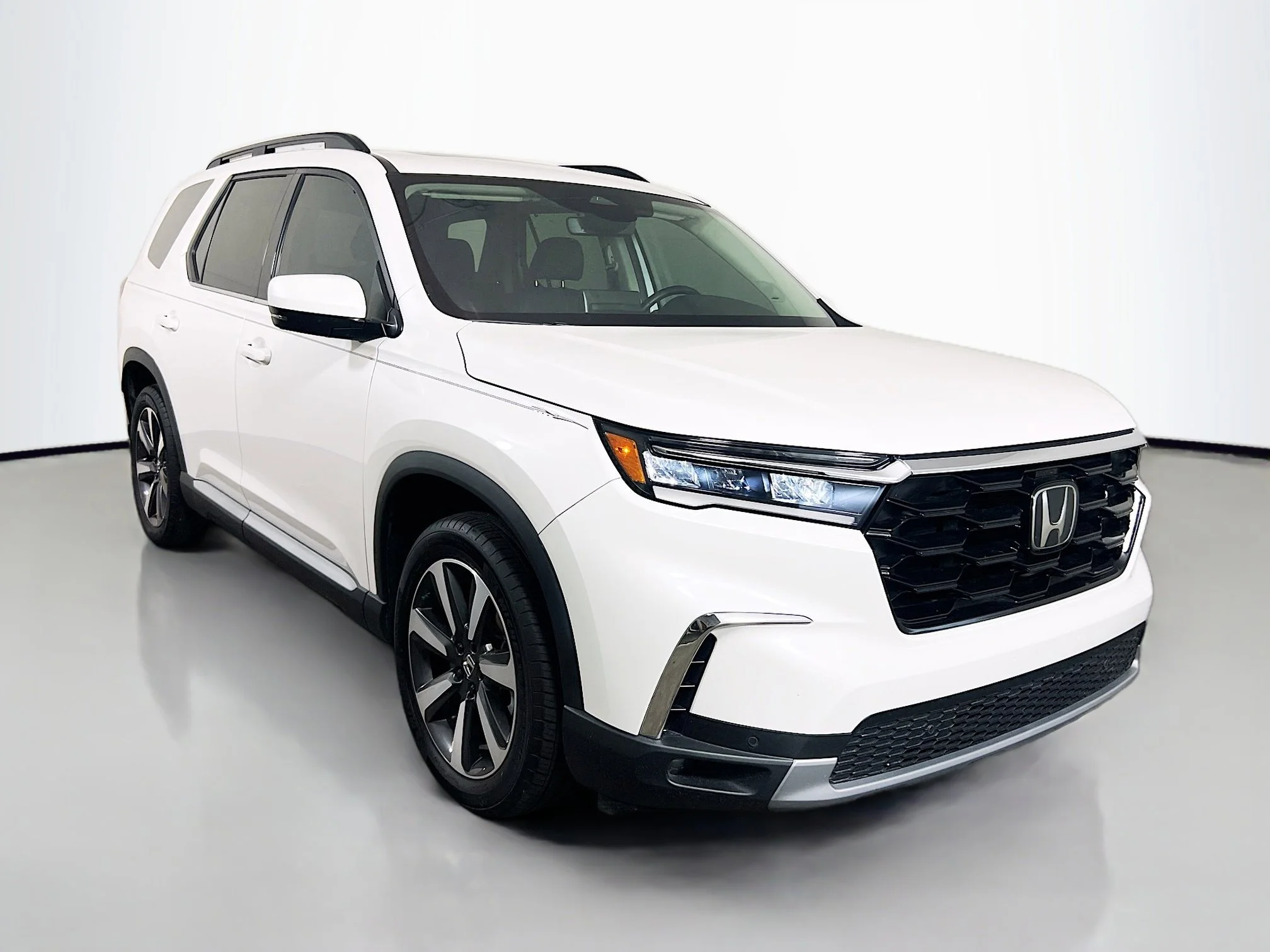 Certified Used 2025 Platinum White Pearl Honda 2WD Touring image 35