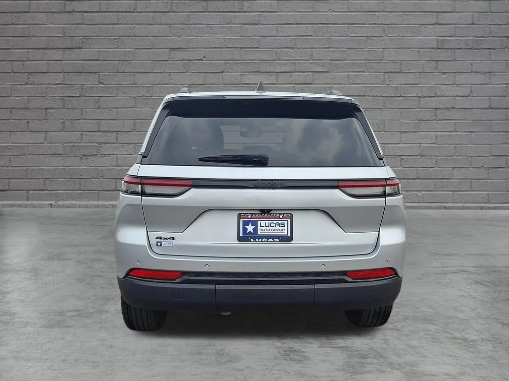 Used 2024 Silver Jeep Altitude X 4x4 image 10