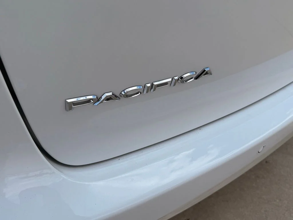 New 2026 Bright White Clear-Coat Exterior Paint Chrysler Select image 34