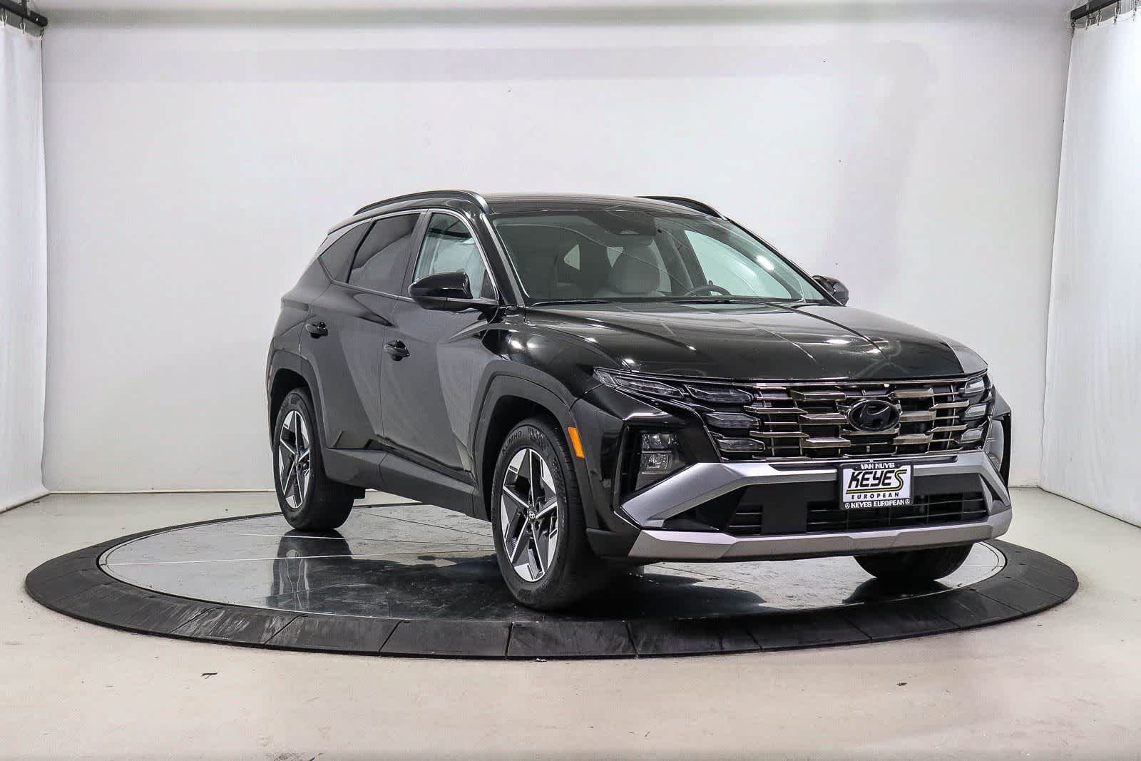 Used 2025 Phantom Black Hyundai SEL image 5