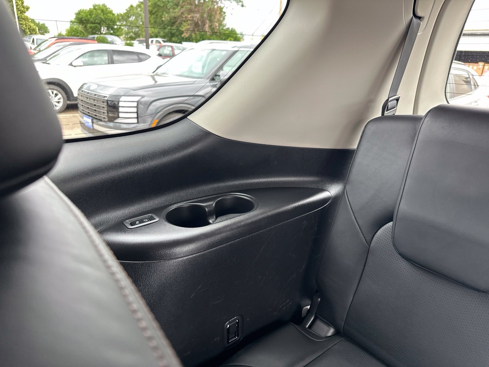 Used 2020 White Nissan Platinum image 26