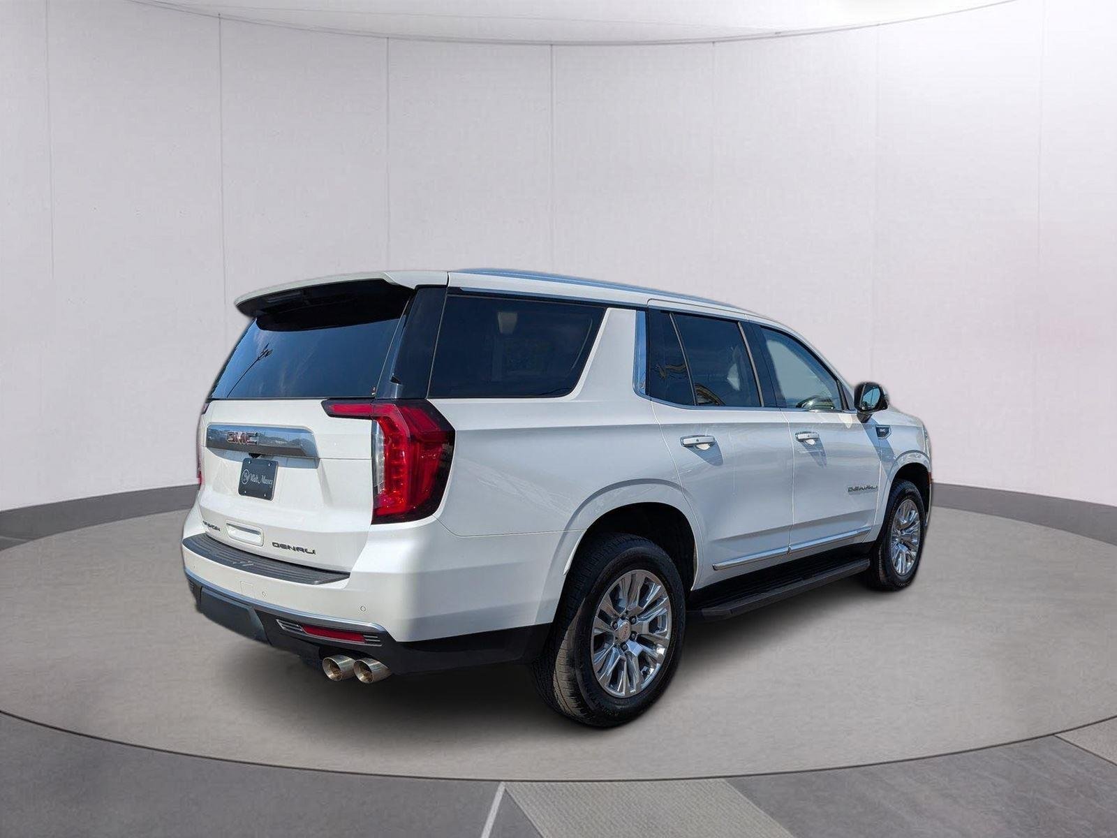 Used 2022 White Frost Tricoat GMC Denali image 5