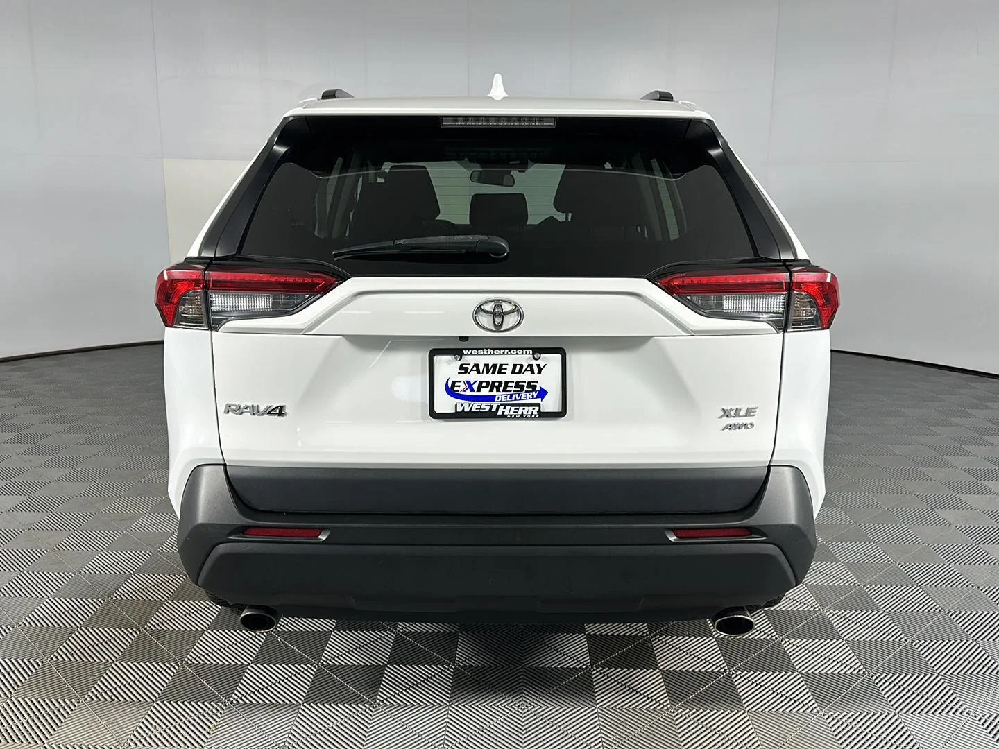Used 2022 White Toyota XLE image 9