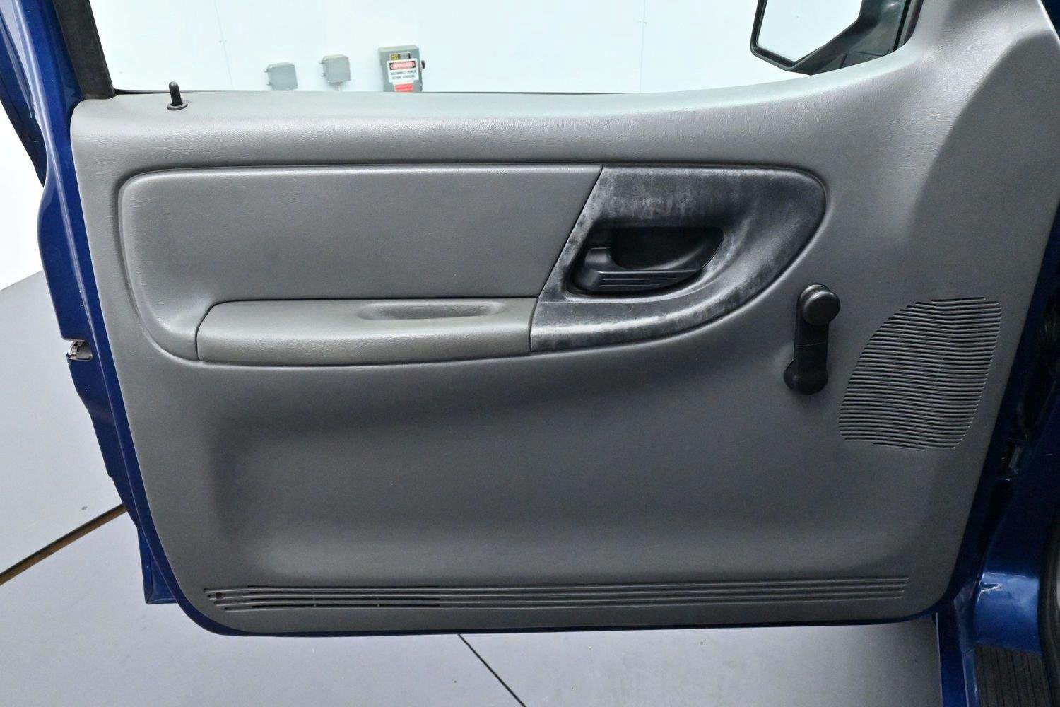 Used 2008  Ford XL image 10
