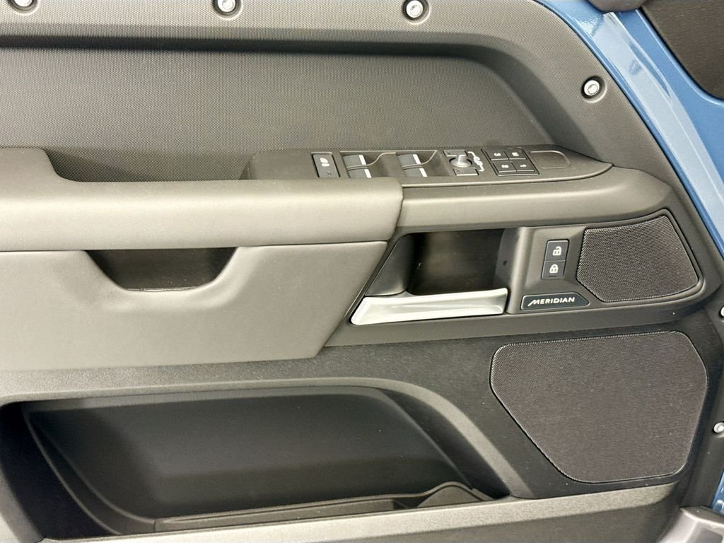New 2026 Tasman Blue LAND ROVER S image 22