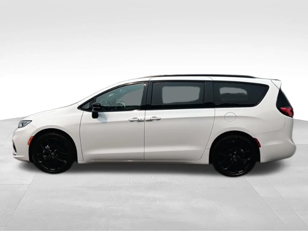 Used 2025 Bright White Clearcoat Chrysler Limited image 4
