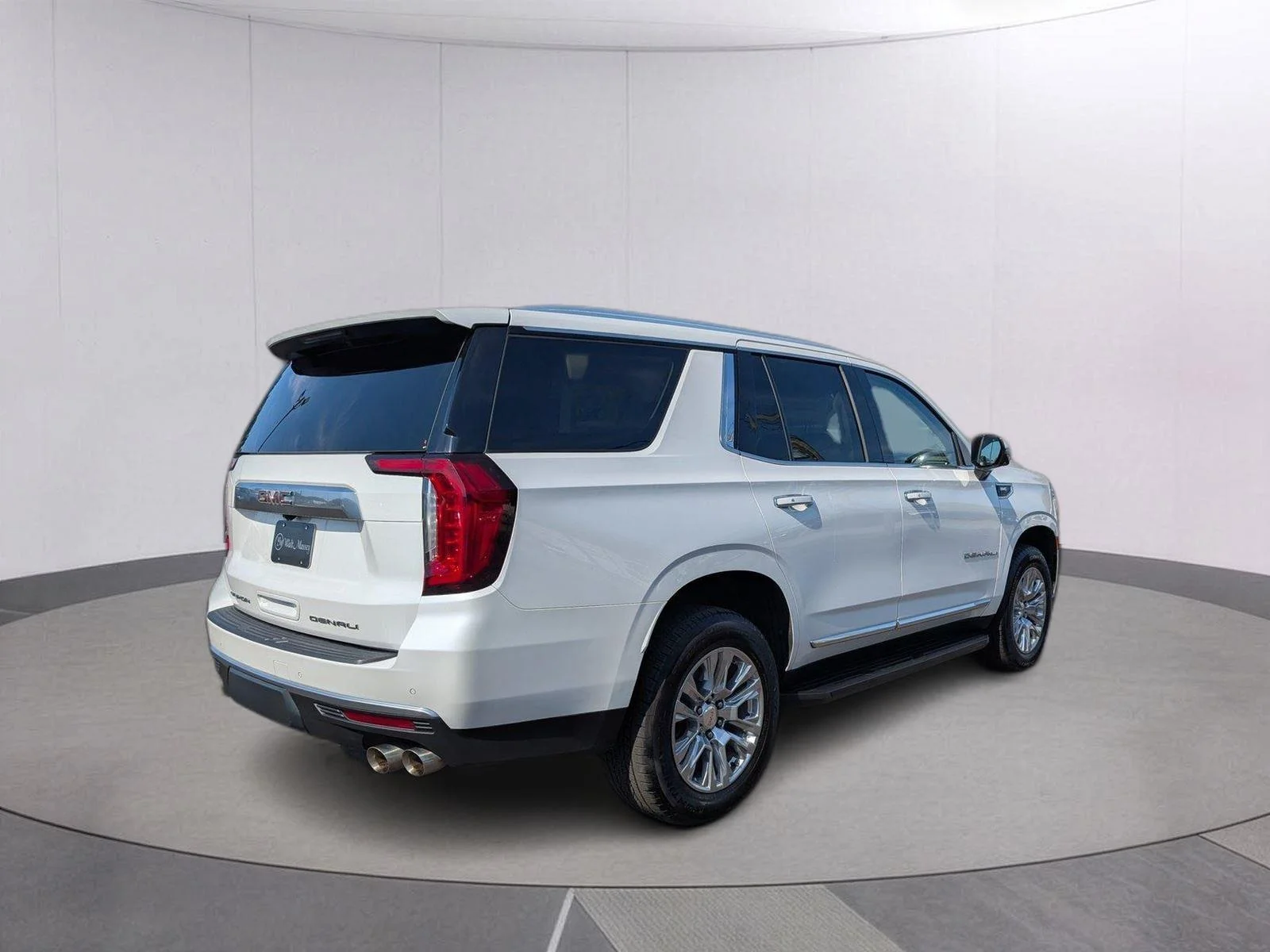 Used 2022 White Frost Tricoat GMC Denali image 5