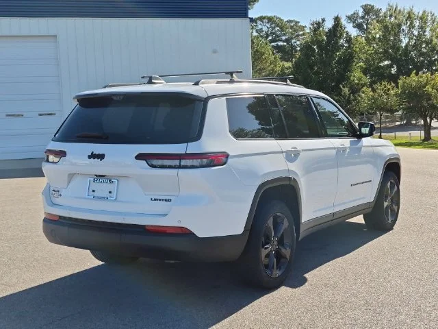Used 2025 White Jeep Limited image 3