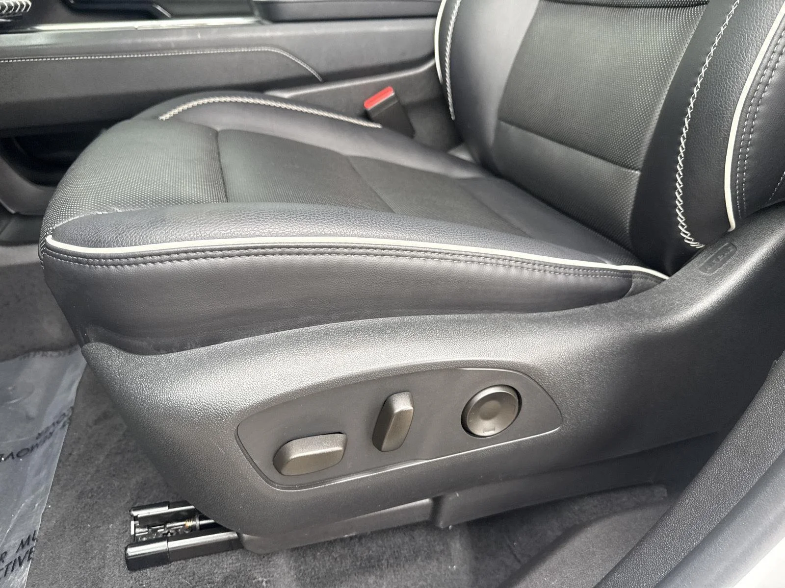 Used 2024 Summit White GMC Denali image 17