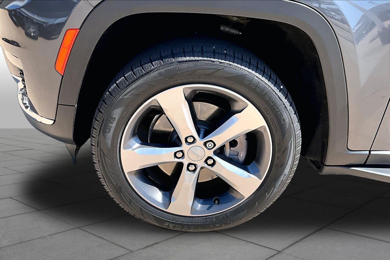 Used 2021 Baltic Gray Metallic Clearcoat Jeep Limited image 9