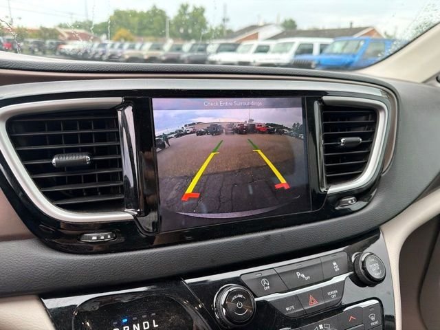 Used 2018 Gray Chrysler Touring L image 10