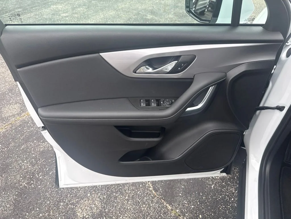 Used 2025 White Chevrolet LT image 28
