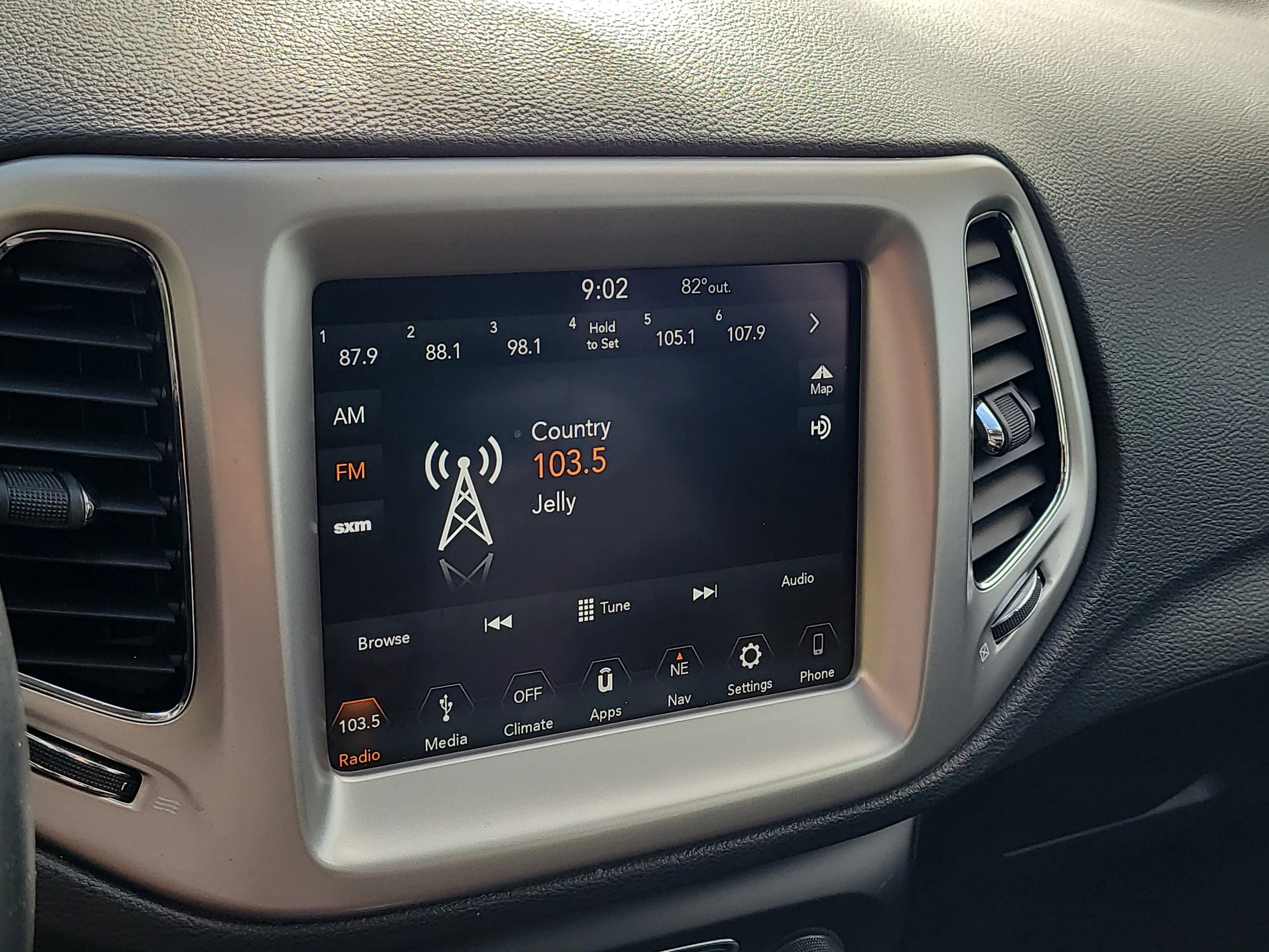 Used 2018 White Clearcoat Jeep Latitude image 32