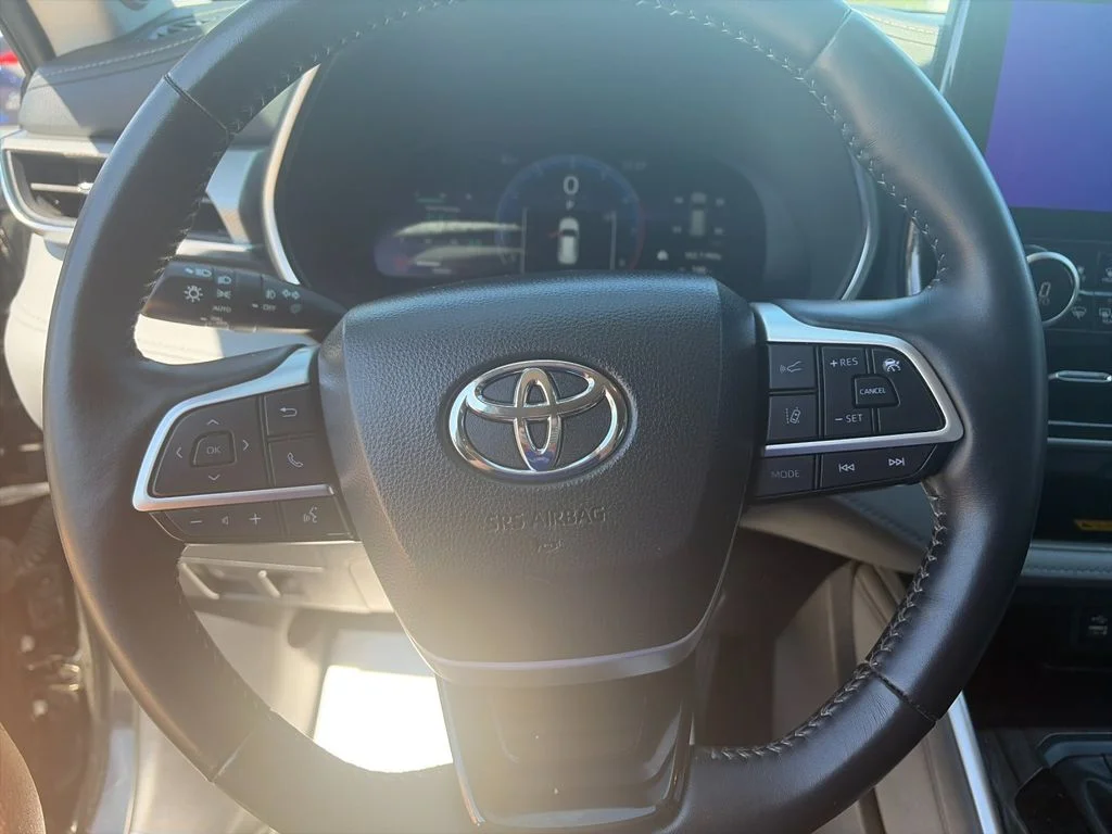Used 2025 Black Toyota Platinum image 27