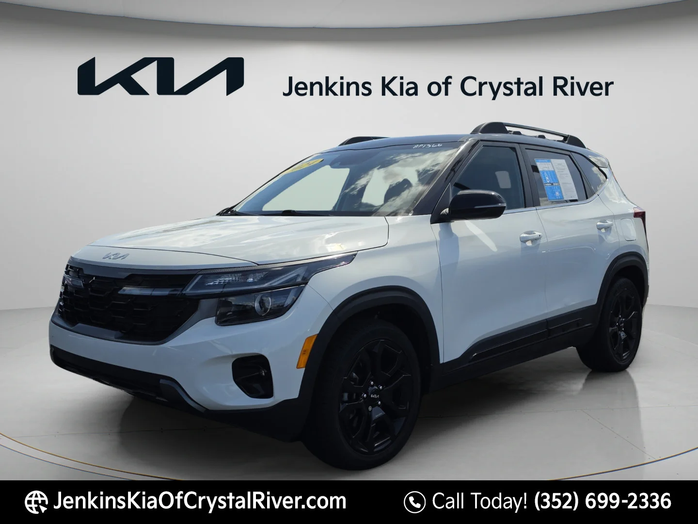 Used 2024 Clear White/Black Roof Kia X-Line image 11