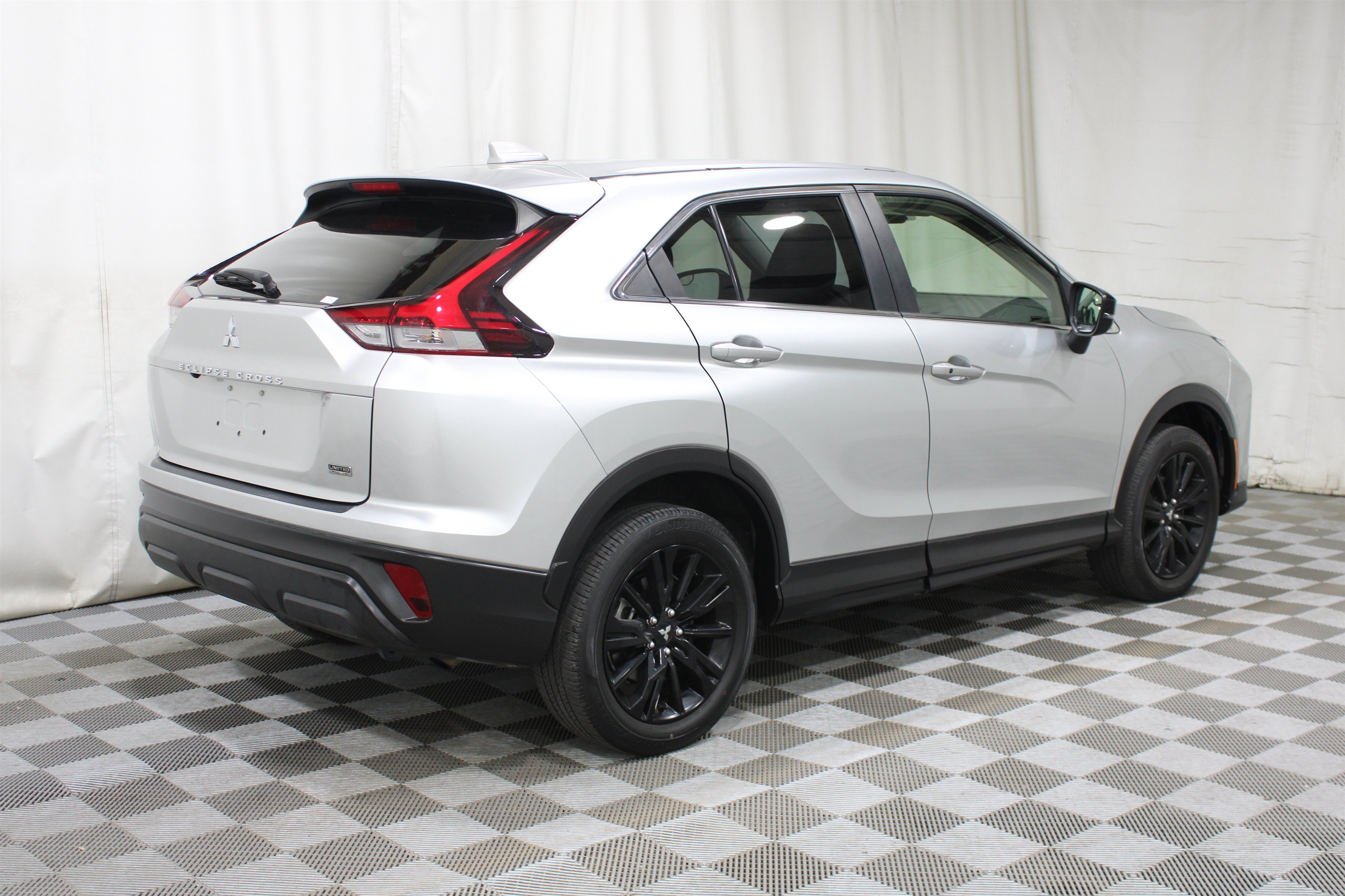 Used 2024 Alloy Silver Metallic Mitsubishi LE image 27