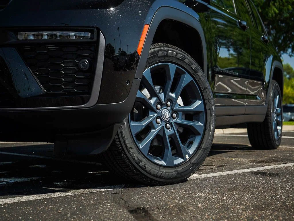 New 2026 Diamond Black Crystal Pearlcoat Jeep Limited image 6