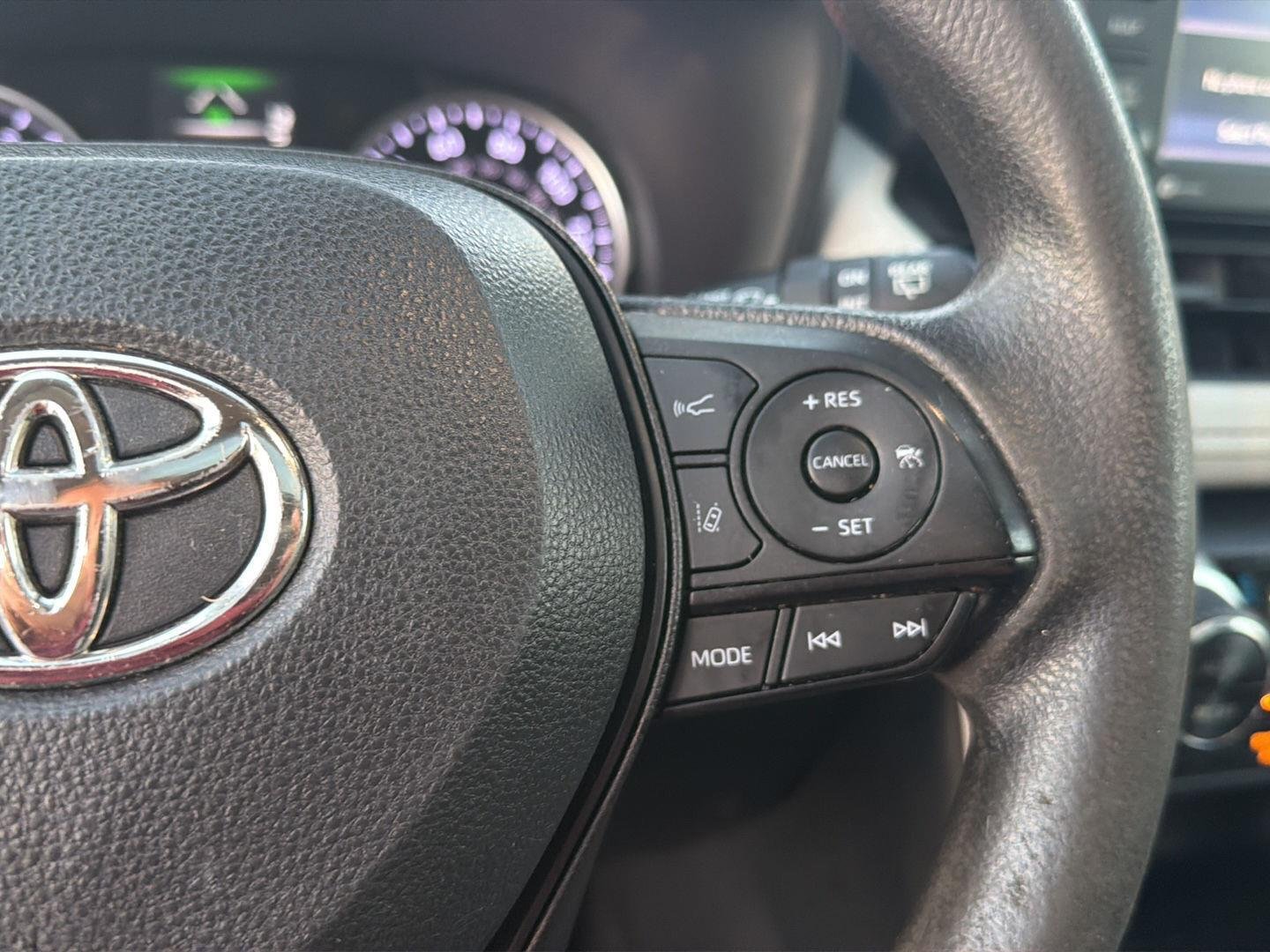 Used 2022 White Toyota XLE image 22