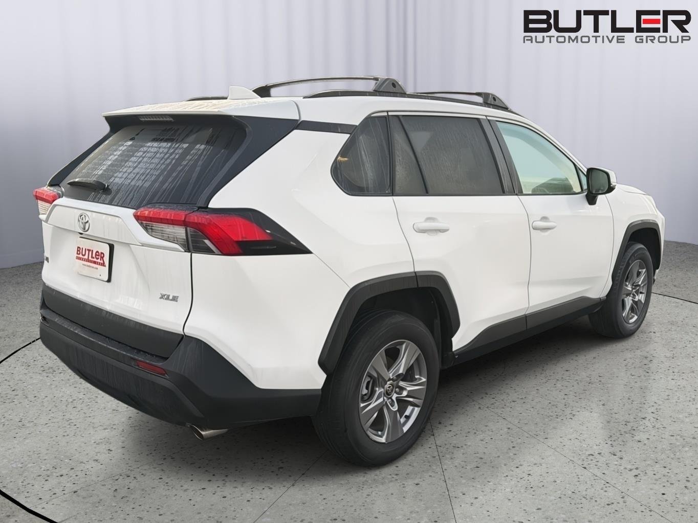 Used 2022 White Toyota XLE image 6