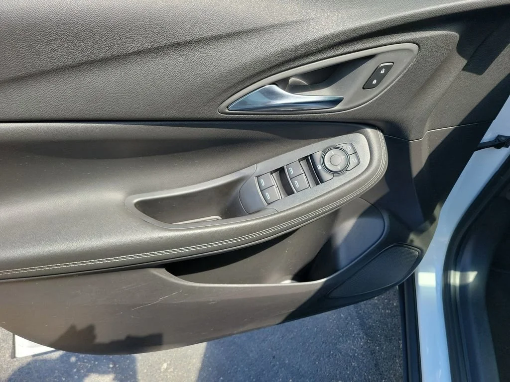 Used 2025 Summit White Buick Preferred image 19
