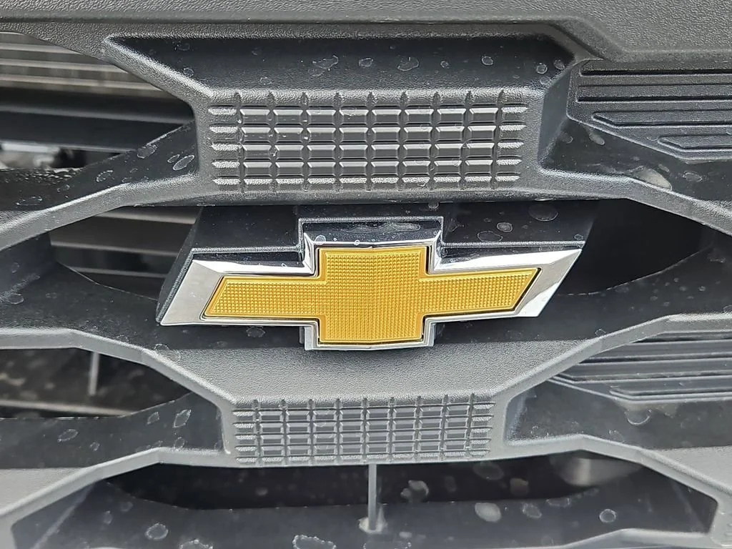 New 2026 Summit White Chevrolet WT image 27