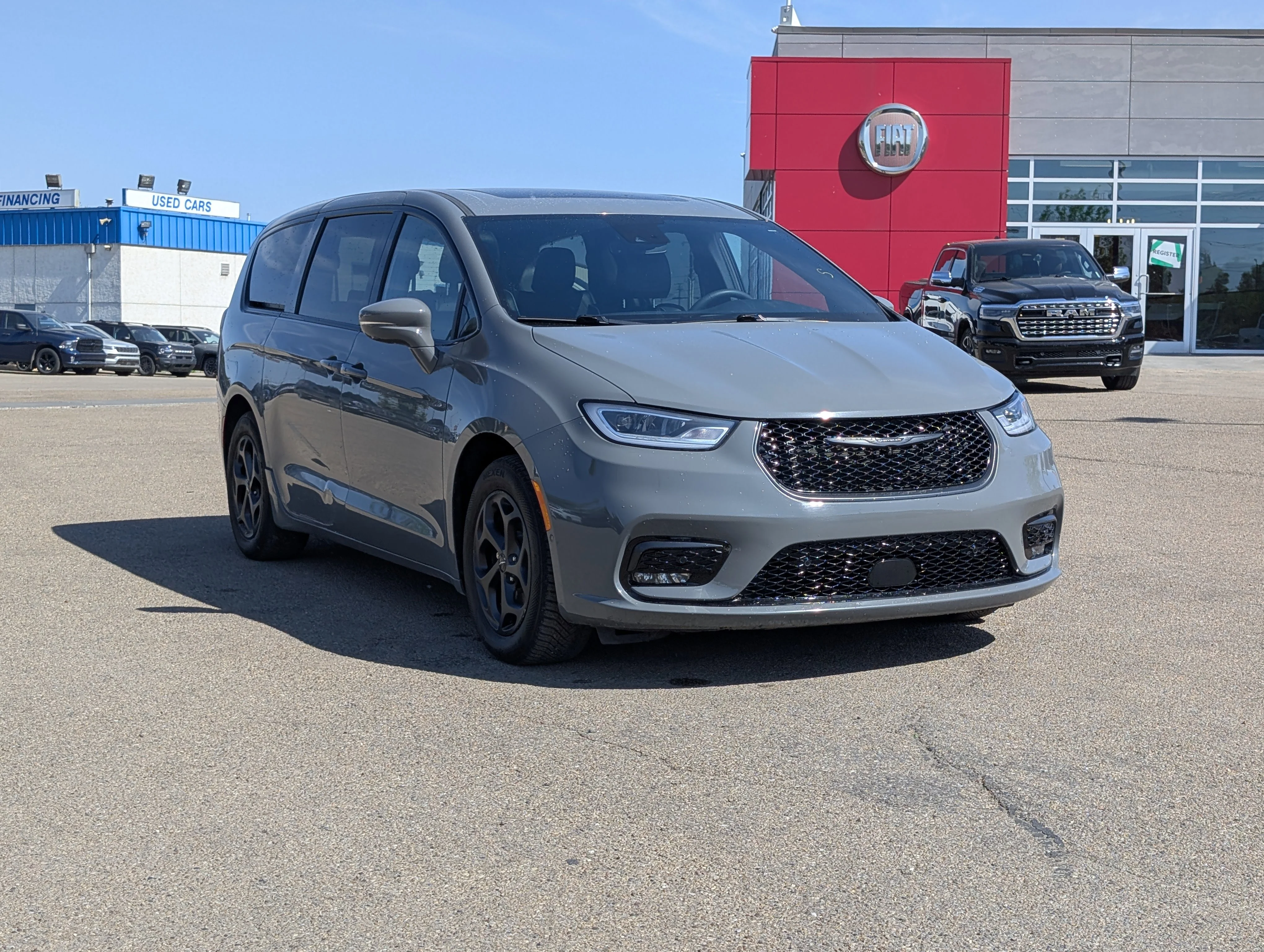 Used 2022 Ceramic Grey Chrysler Limited image 9