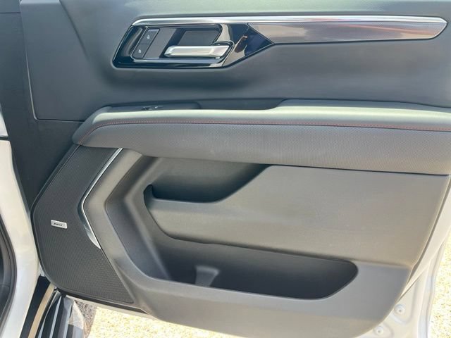 Used 2025 Iridescent Pearl Tricoat Chevrolet RST image 28