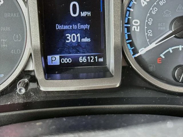 Certified Used 2017 SILVER ME Toyota  image 11