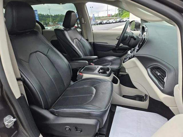Used 2017 Gray Chrysler Limited image 21