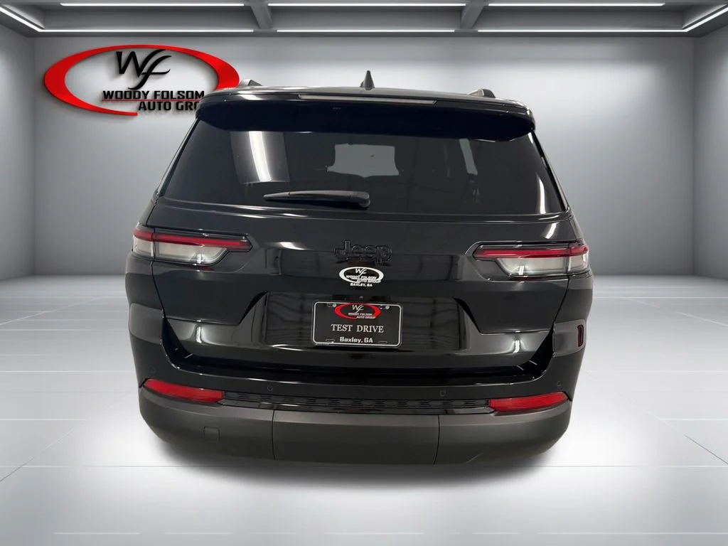 Used 2025 Black Jeep Altitude image 7