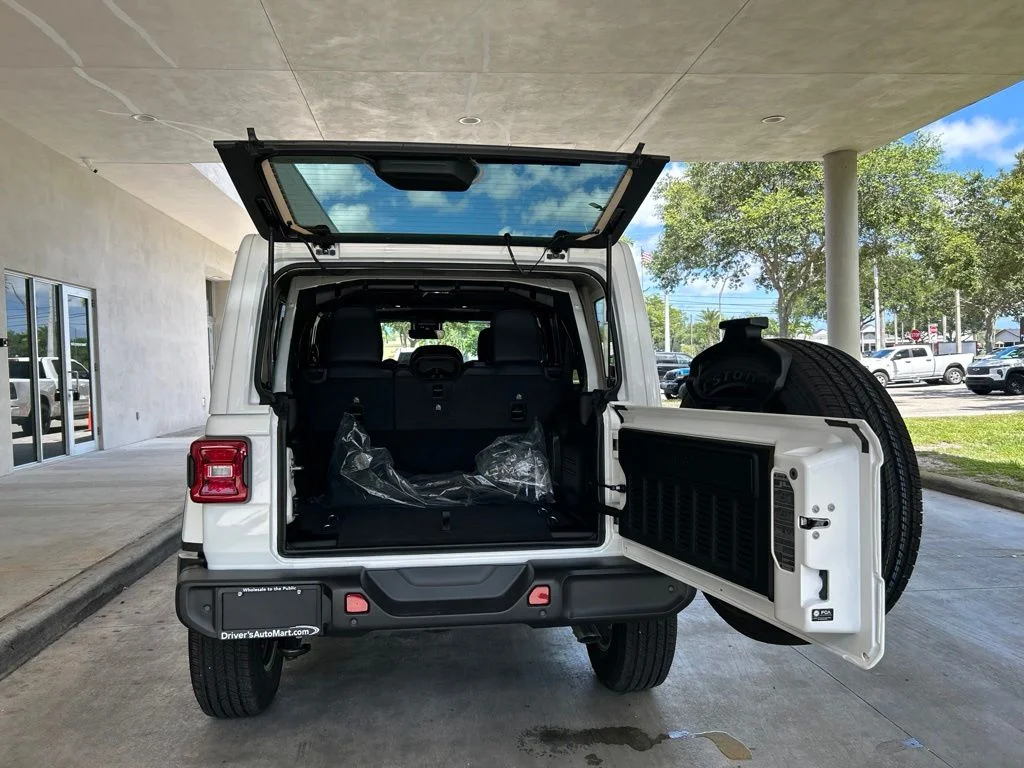 Used 2025 White Jeep Sahara image 37