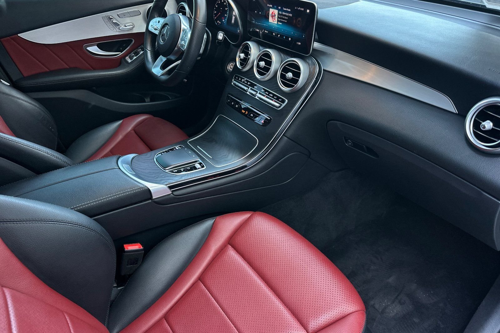 Used 2022 Black Mercedes-Benz GLC 300 image 16