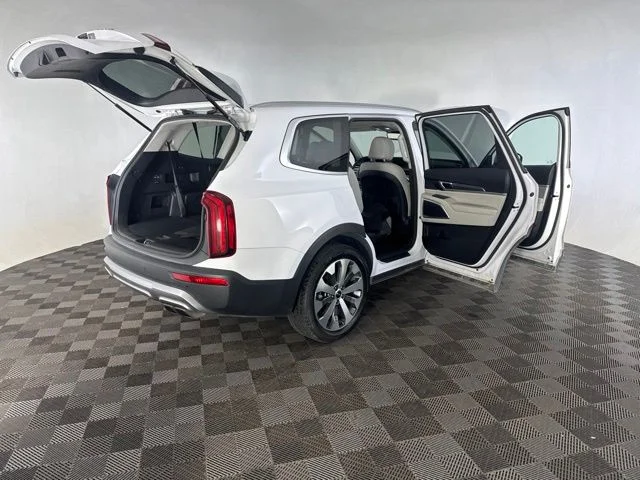 Used 2022 White Kia S image 18