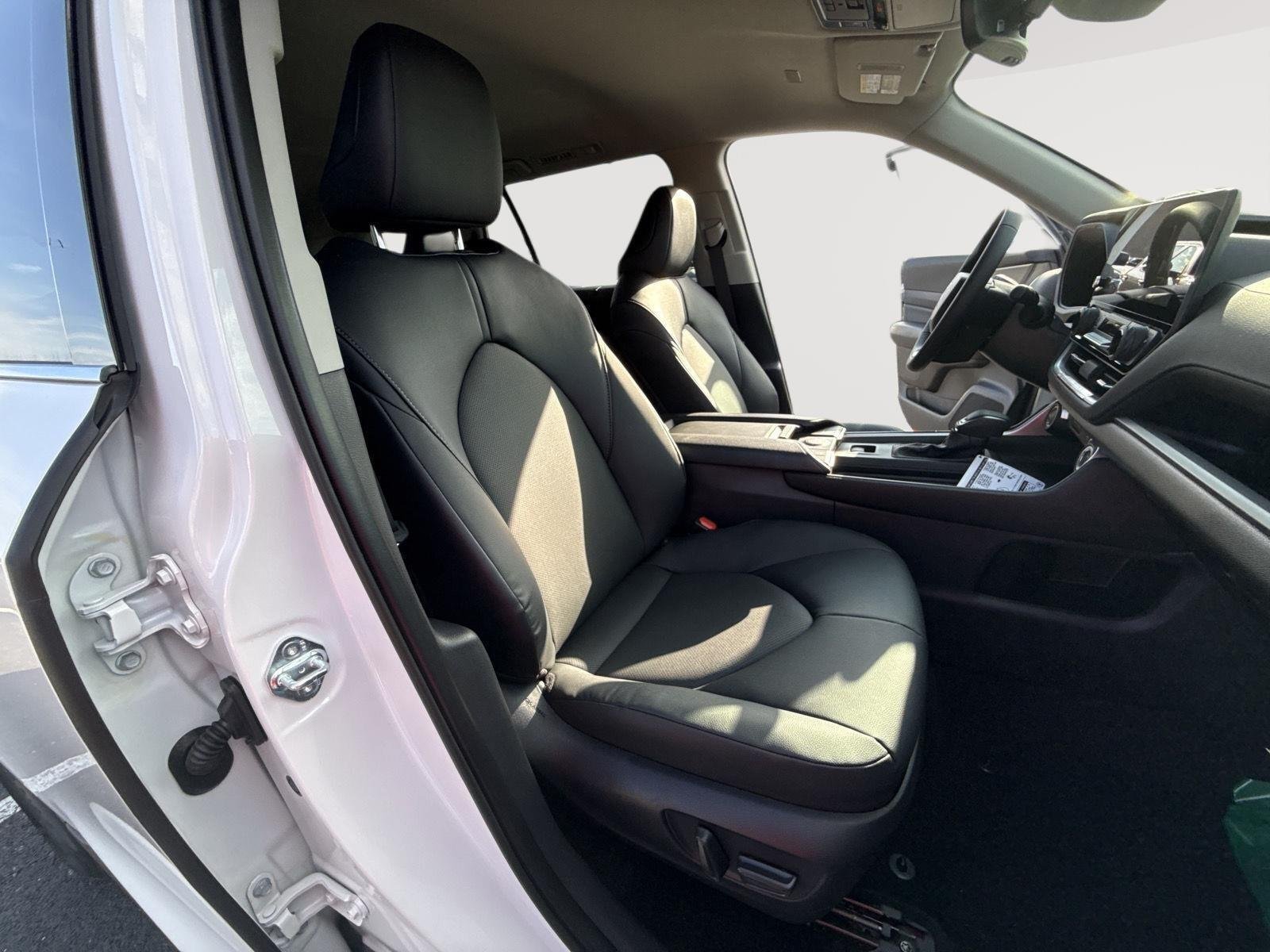 New 2026 Wind Chill Pearl <sup>1</sup> Toyota  XLE image 26