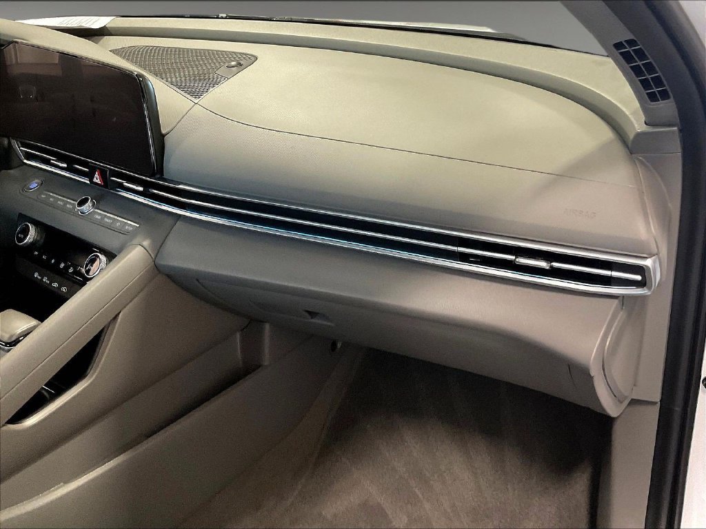Used 2025 White Hyundai SEL Sport image 13