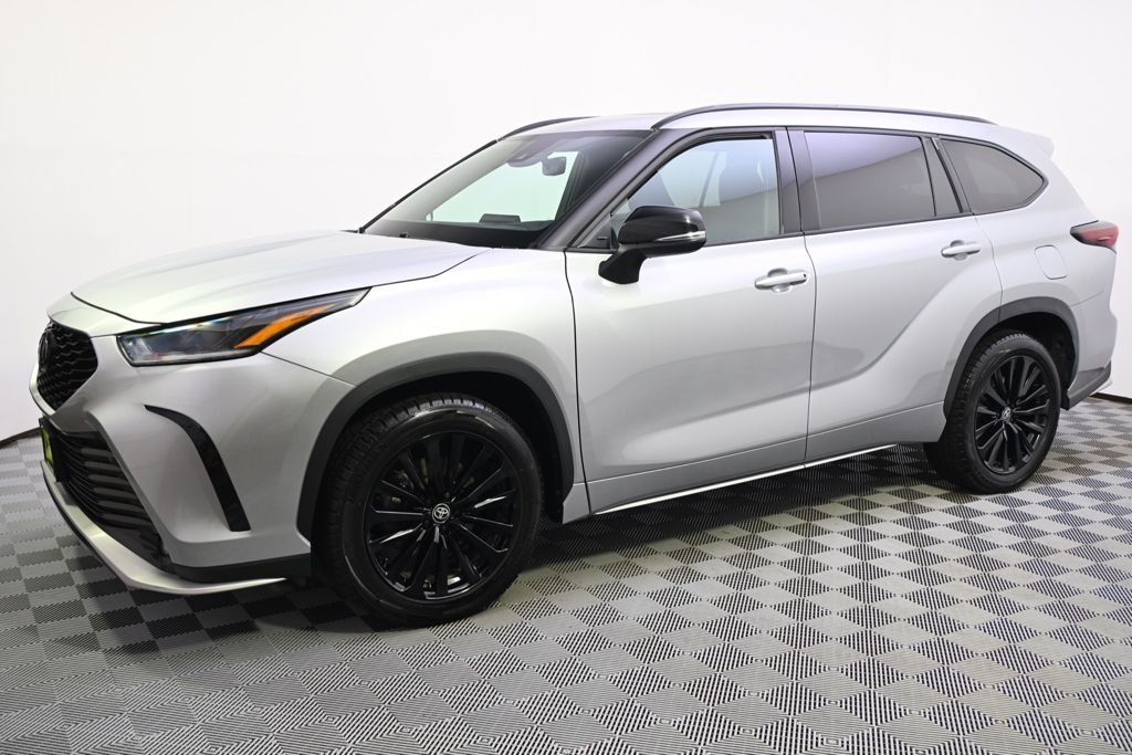 Used 2025 Toyota Highlander XSE with VIN 5TDKDRBH3SS586164 for sale in St. Louis Park, Minnesota
