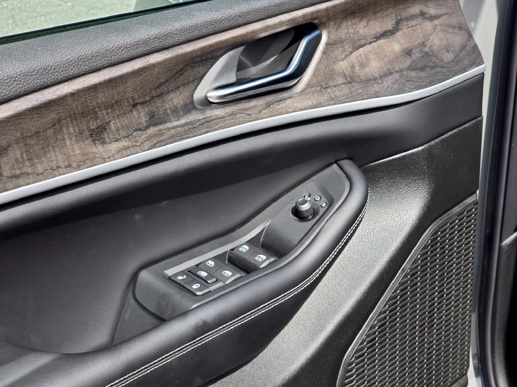 New 2027 Gray Jeep Laredo Altitude image 34