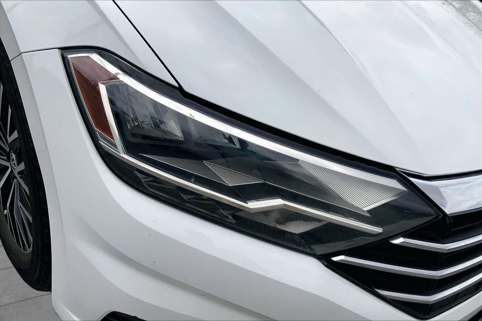 Used 2019 Pure White Volkswagen SE image 23