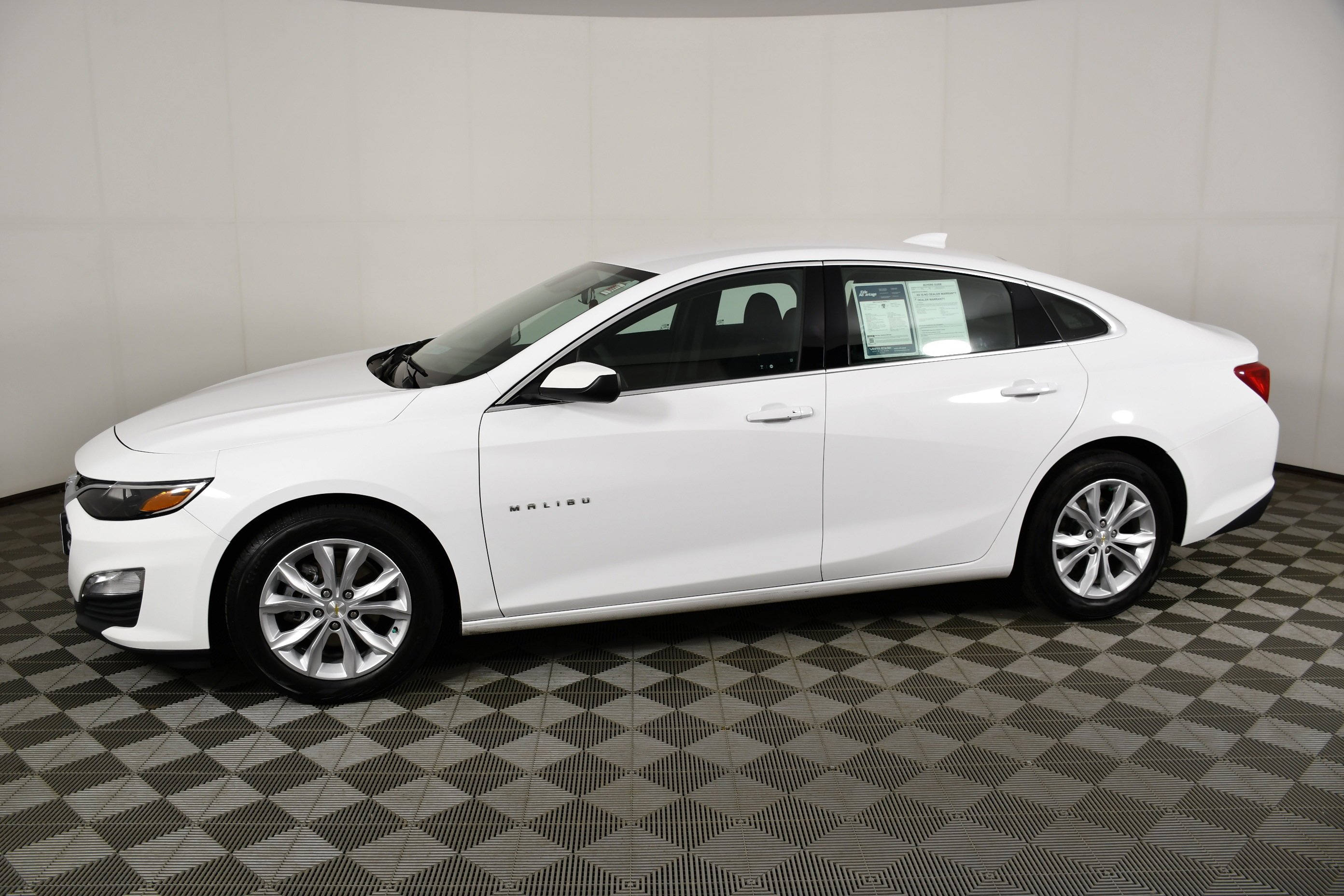 Used 2024 Summit White Chevrolet LT image 9