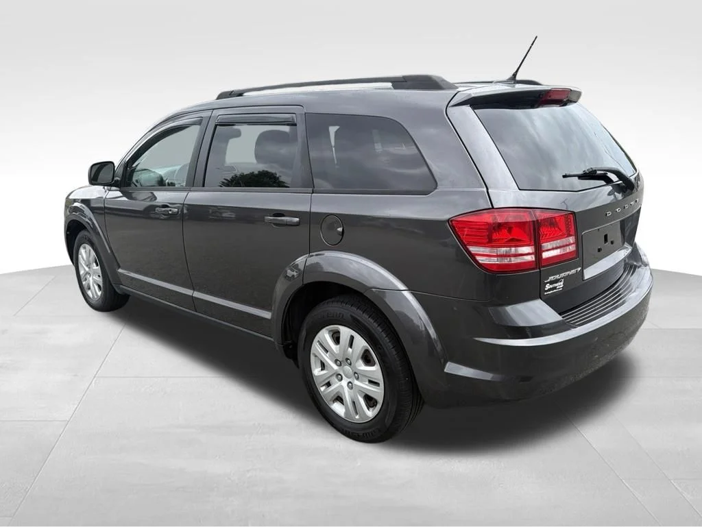 Used 2017 Gray Dodge SE image 8