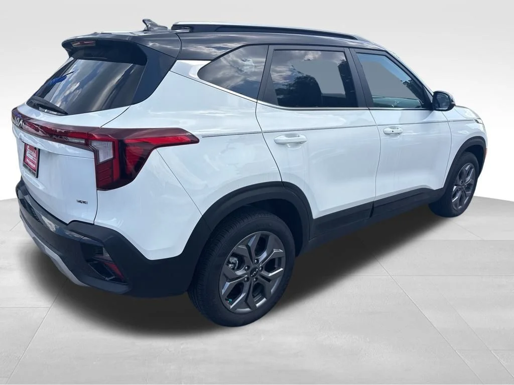 Used 2024 White Kia SX image 9