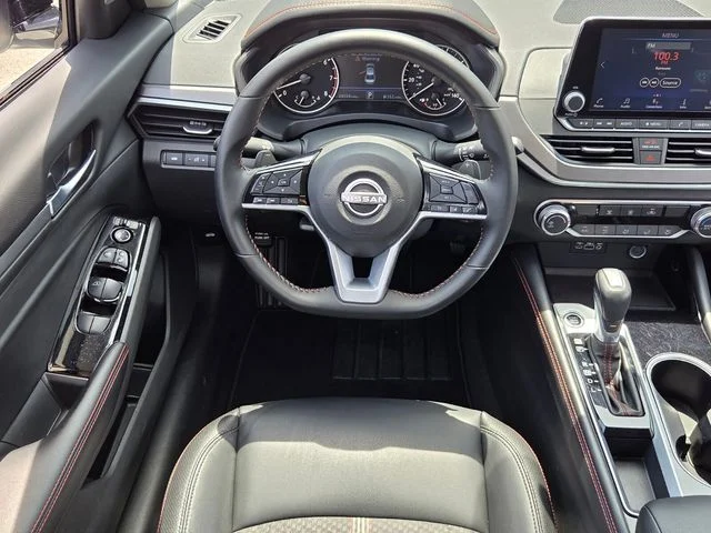 2025 Nissan Altima SR - Photo 11