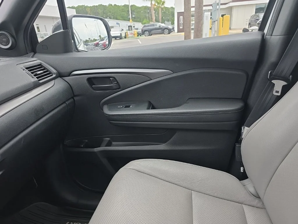 Used 2023 White Honda EX-L image 16