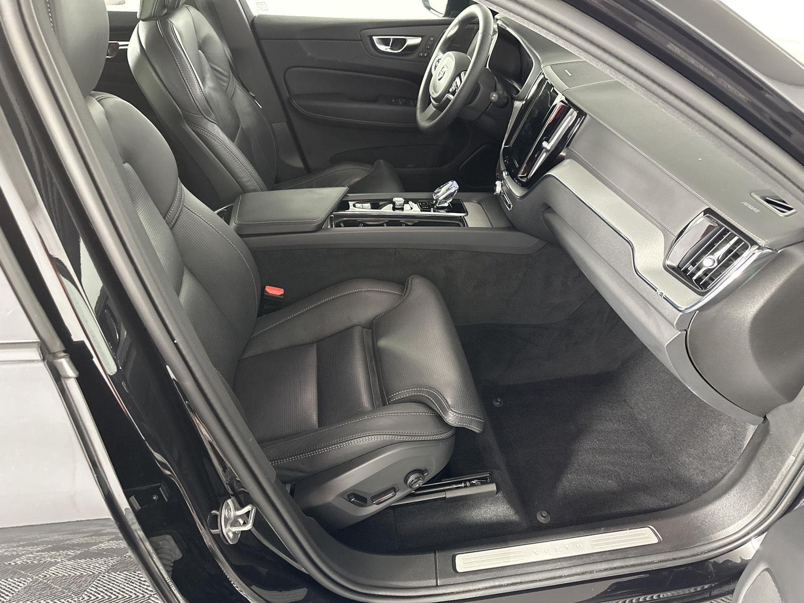Used 2024 Onyx Black Metallic Volvo Ultimate Black Edition image 10